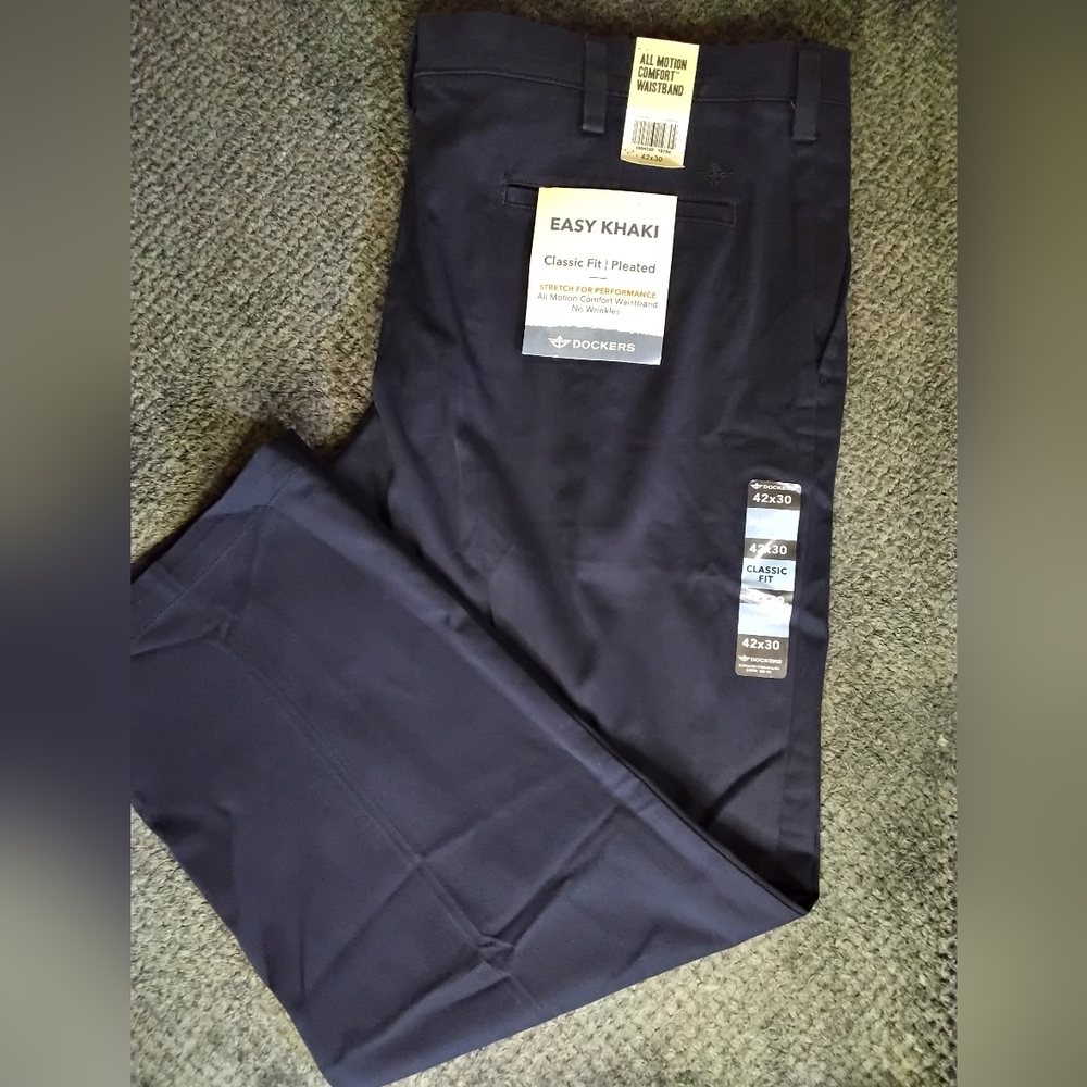 NWT Dockers 365 D3 Classic Fit Pleated Pant in British Khaki, W42×L30
